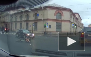 Велосипедист-нарушитель угодил под Mercedes на Литейном проспекте