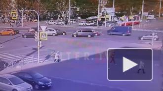Видео: иномарку развернуло на углу Светлановского и Просвещения и вынесло на тротуар