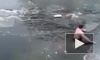 Видео: Астраханец спас из ледяной воды собаку 