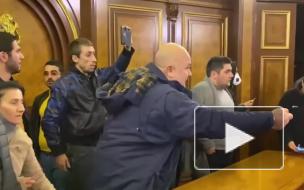 Появилось видео разгрома протестующими здания правительства Армении