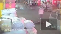 В Китае умерла двухлетняя девочка, которую переехали два грузовика