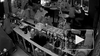 В баре на Кантемировской конфликт двух мужчин попал на видео