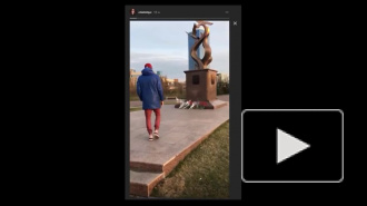 В сети появилось видео, как парень дарит девушке цветок с памятника участникам ВОВ в Красноярске: СК начал проверку