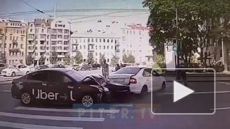 Видео: петербуржцу на самокате удалось избежать аварии на Каменноостровском проспекте