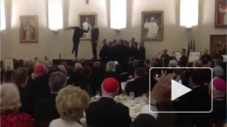 Танцующие священники на видео устроили соревнование