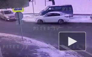 Видео: на перекрестке Курляндской и Циолковского столкнулись две иномарки