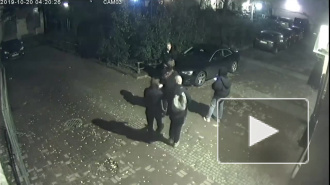 На Лиговском подростки ночью разгромили припаркованный автомобиль