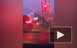 В Петербурге иномарка смешалась с толпой пешеходов, чтобы проскочить пробку