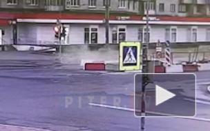 Видео: автомобиль залетел в зону дорожных работ на проспекте Ветеранов