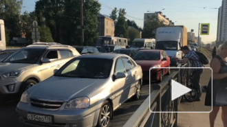 Из-за ремонта на Рябовском шоссе водители оставили машины и пошли домой пешком 