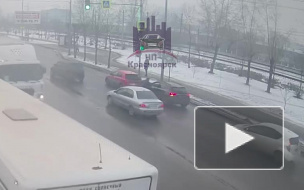 Видео: Неадекватный водитель распылил газ из баллончика в лицо беременной женщине в Красноярске 