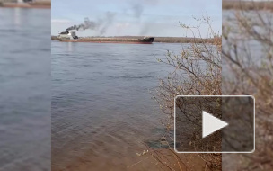 Нефтерудовоз сел на мель под Петербургом