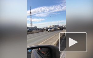 Видео: на Выборгской набережной перевернулось авто 