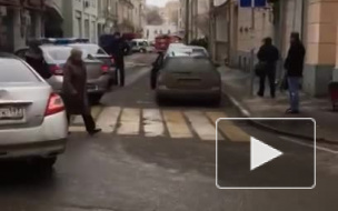 Появилось видео, как парень хотел выбросится из окна ОВД в Москве
