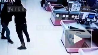 Видео: двое мужчин избили охранника магазина на Художников после кражи шоколада и алкоголя