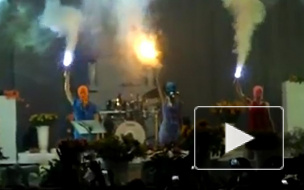 Оставшиеся на свободе участницы Pussy Riot выступили вместе с Faith No More