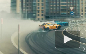 Гонщики устроили парный дрифт-заезд по центру Петербурга