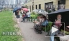 С температурой под дождем: пациенты сидят в очереди к дежурному терапевту в Мурино