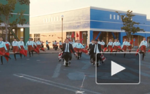 В интернете появилось видео клипа OK Go: он снят непрерывным планом, в кадре 2 тысячи человек с зонтиками, используются дроны