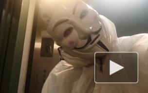 Анонимы из Петербурга покрасили лифт в доме на Оптиков в обход УК