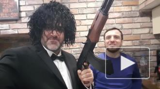 У здания российского МИД прошла акция с кнутом и игрушками