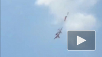 Видео из Индии: На авиасалоне "Aero India-2019" разбились два самолета ВВС 