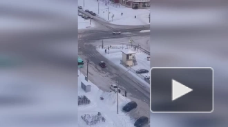 Видео: на Богатырском проспекте малыши катаются с горки вблизи проезжей части