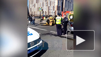 Видео: такси перевернулось после встречи с эвакуатором