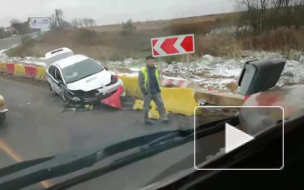 Появилось видео с места ДТП в Петербурге, где машина ДПС протаранила пластиковое ограждение 