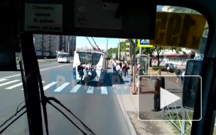 На проспекте Ветеранов подростки-зацеперы бесплатно прокатились на лесенке троллейбуса