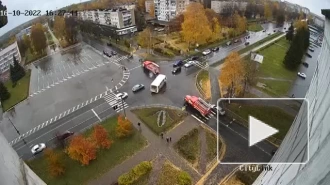 В Тихвине столкнулись автобус и пожарная машина