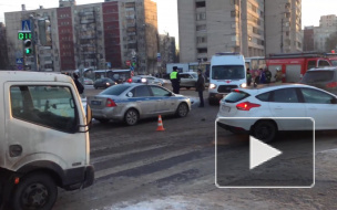 В Петербурге на перекрестке сбили двоих пешеходов 