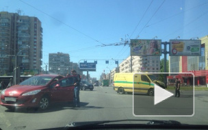 Женщина на Peugeot собрала пробку, протаранив инкассаторскую машину