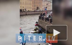 В Мойке утонул гидроцикл, водителя вытащили из воды друзья