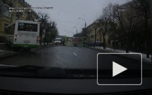 Появилось видео жуткой аварии в Пушкине, где столкнулись маршрутка, «Газель» и иномарка