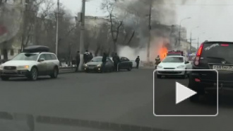 В Волгограде рядом с ЦПКиО загорелась и полностью сгорела маршрутка