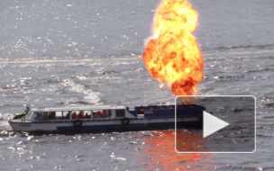 Спасатели утопили в Неве гидроцикл и взорвали теплоход, а потом всех спасли