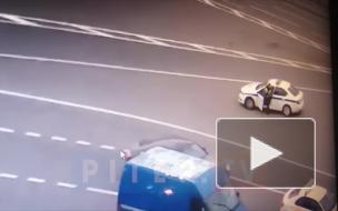 Пранкера, который пробежался по полицейской машине, арестовали на пять суток