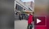 Видео: у станции метро "Проспект Просвещения" собралась очередь на вход