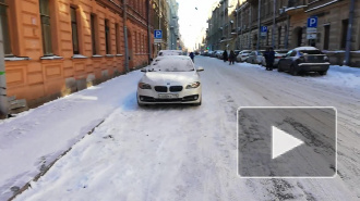 Видео: на Радищева коммунальщики сбрасывают наледь на машины 