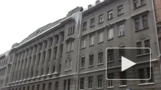 Огромные «сосульки» появились на крышах и угрожают жизни петербуржцев