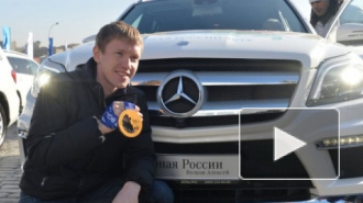 Медведев вручил олимпийцам ключи от внедорожников (фото)
