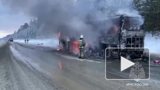 В Свердловской области на трассе загорелся автобус