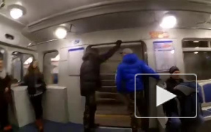 В метро засняли на видео хулиганов, державших дверь поезда