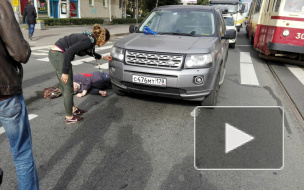 На Энгельса дедушка-нарушитель угодил под Land Rover сурдолимпийской чемпионки