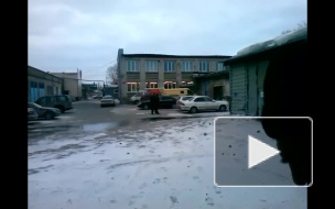 Видео: в Новосибирске снесло крышу здания