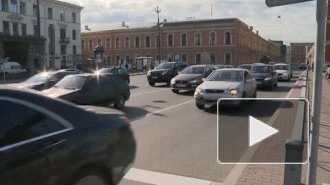 Иномарка и грузовик столкнулись и стали центром пробки на Лесном проспекте