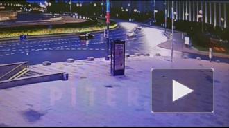 На Васильевском острове такси снесло знак и врезалось в остановку