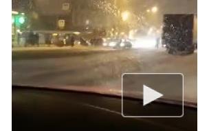 Энтузиаст регулирует движение у метро "Черная речка"