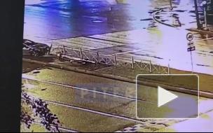 Видео: "Фольксваген" сбил светофор в результате ДТП в Приморском районе